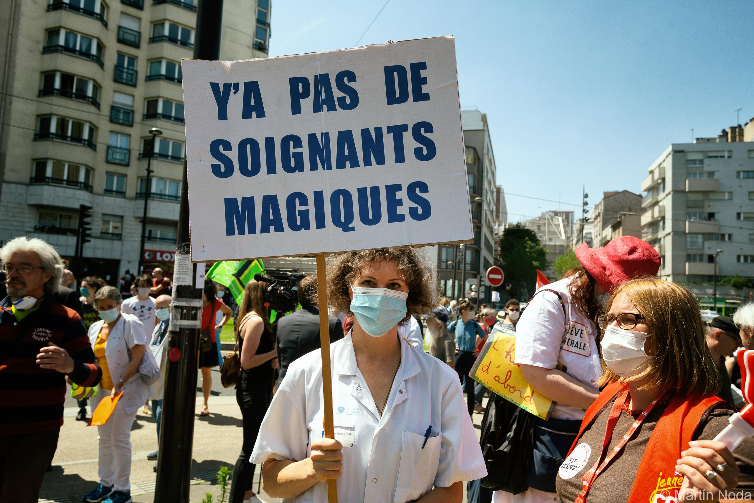 Une soignante avec une pancarte, Hôpital Robert Debré, Paris, 21 mai 2020.