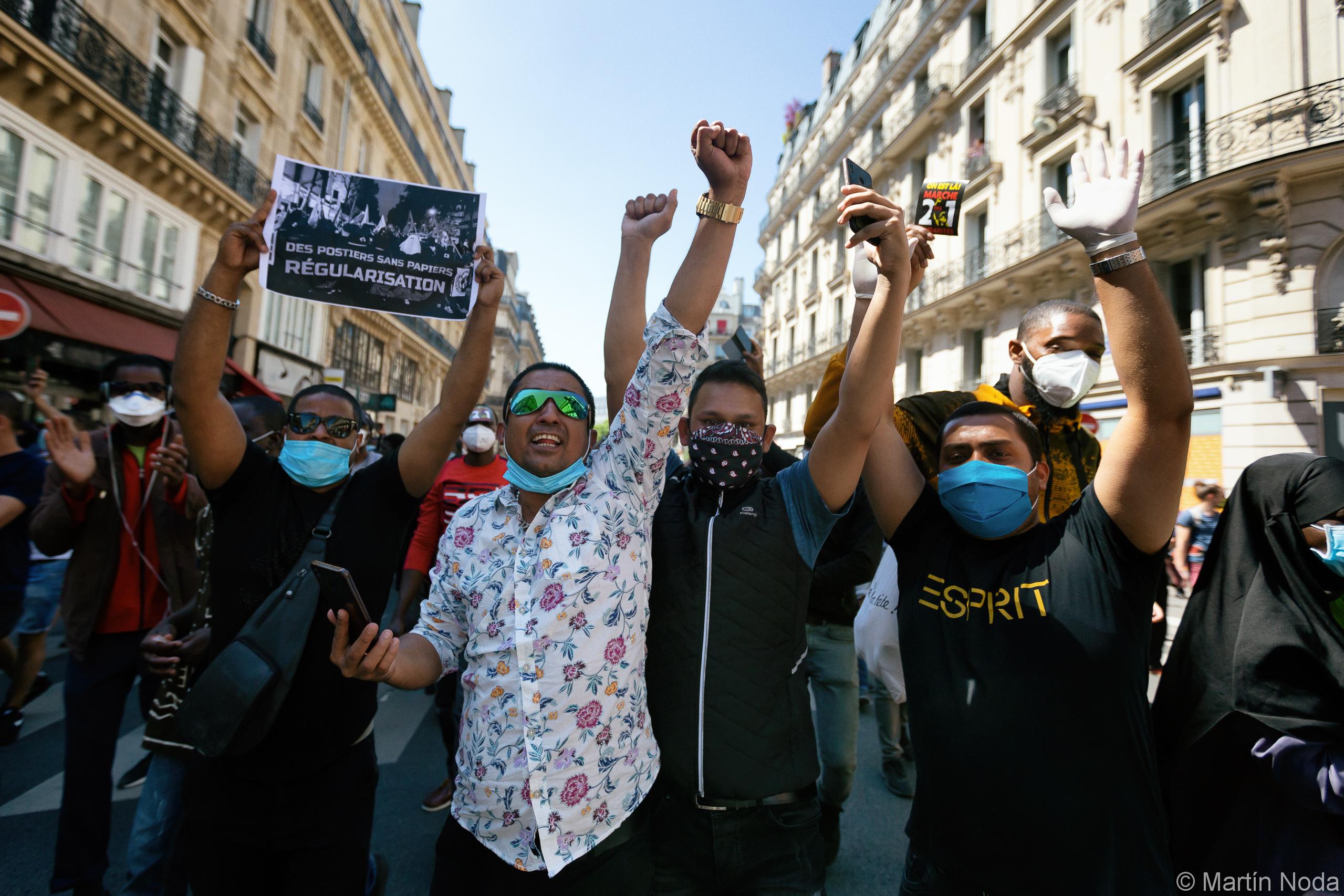 Des manifestants démontrent leur joie du succès de la manifestation, Marche des solidarités pour la régularisation des sans papiers, Paris, 30 mai 2020.