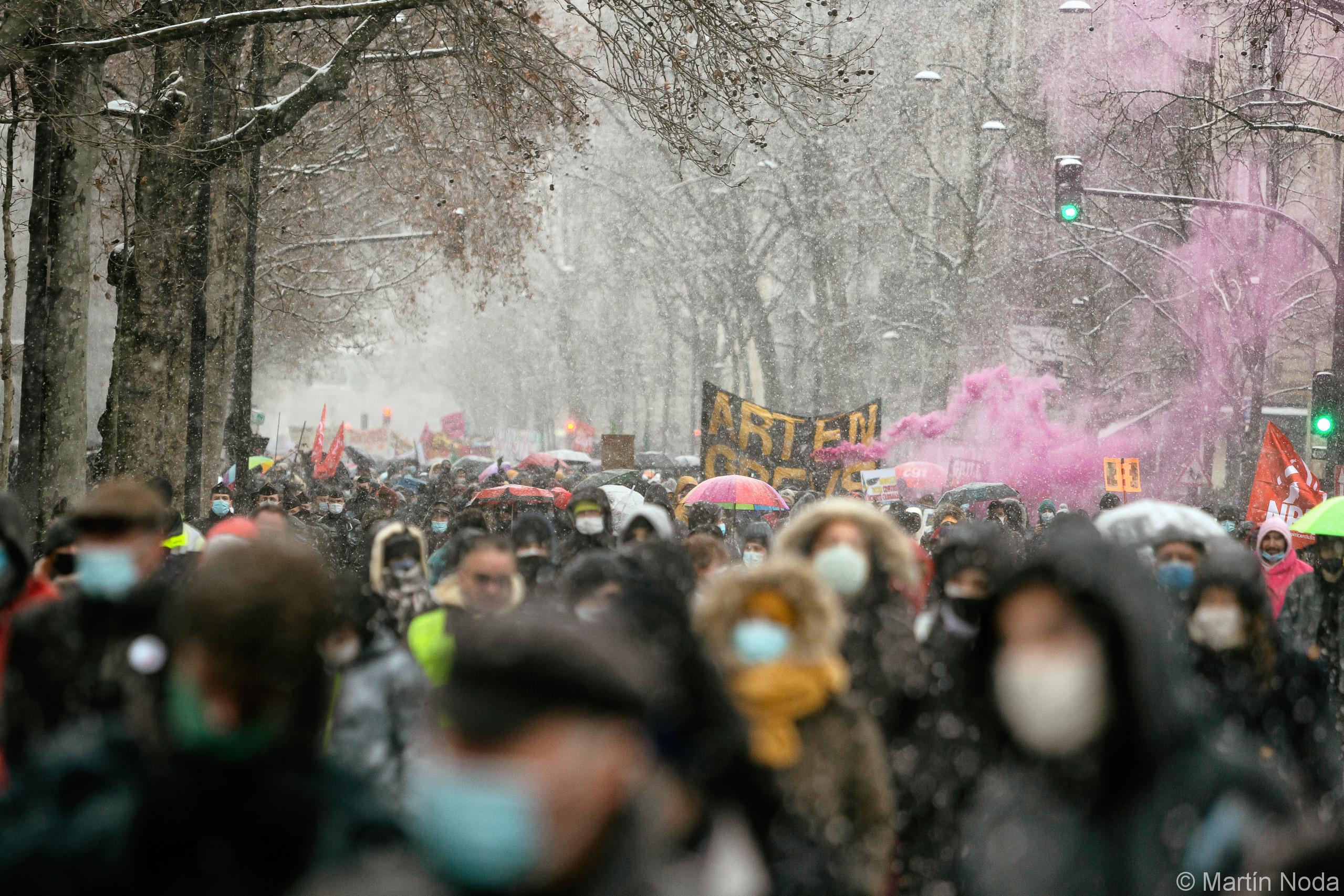 La foule défile sous la neige, manifestation contre la loi  de sécurité globale, Paris, 16 janvier 2021. 