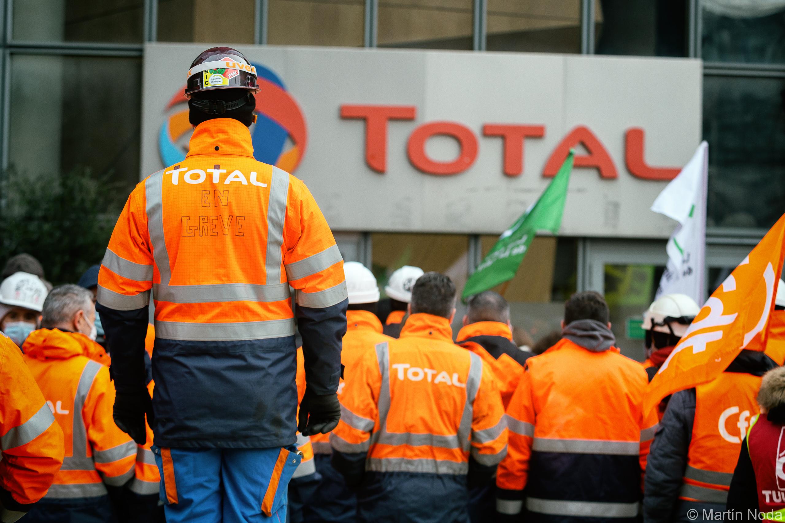 Rassemblement des travailleurs de la raffinerie de Grandpuits devant le siège de Total a La Défense, Nanterre, 26 janvier 2021. 