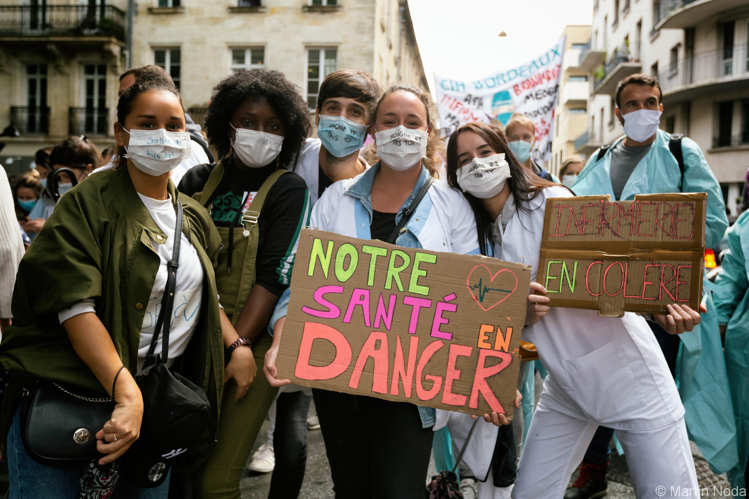 Des jeunes infirmières posent avec leurs pancartes, manifestation en soutien du personnel soignant, Bordeaux, 16 juin 2020.