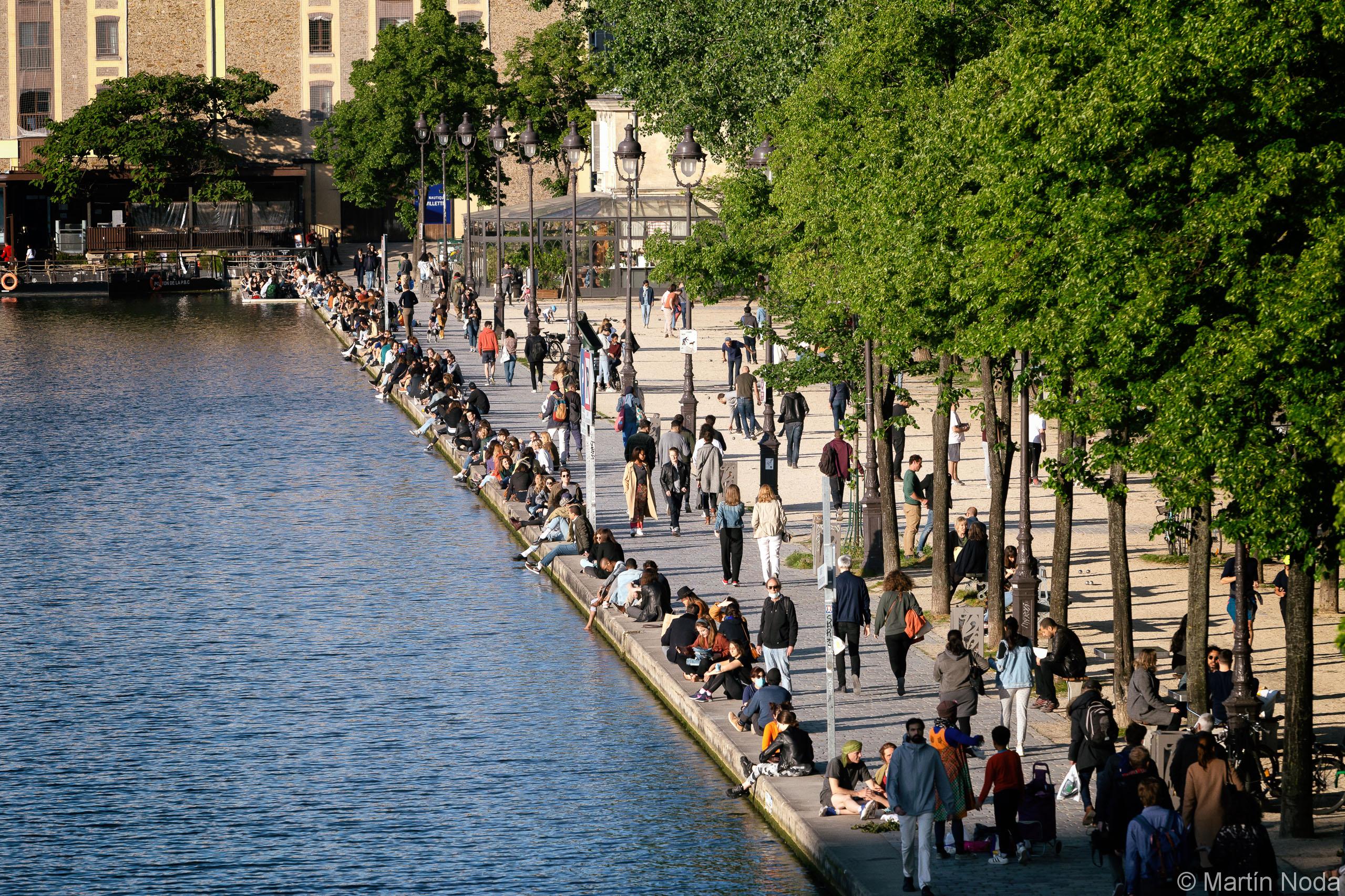 Les berges du canal de l'Ourq se remplissent lors du premier weekend après le déconfinement, Paris, 15 mai 2020.