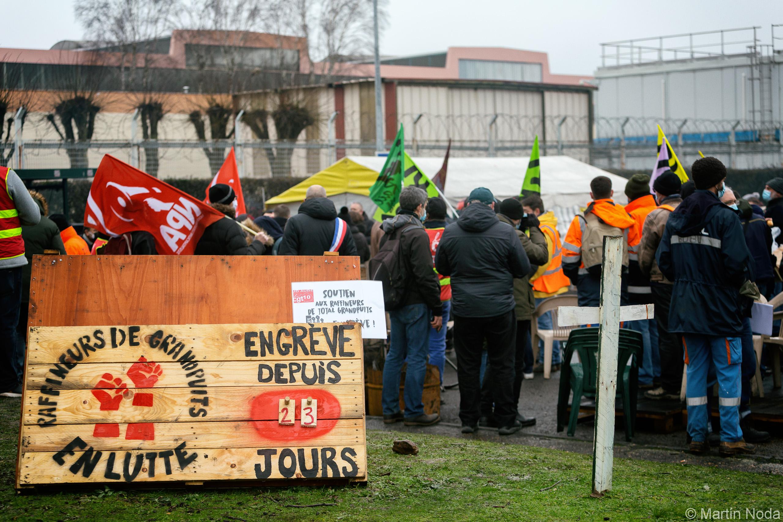 Panneau affichant le 23 jour de grève, rassemblement des raffineurs en grève contre la fermeture du site de Grandpuits, Grandpuits-Bailly-Carrois, 27 janvier 2021.