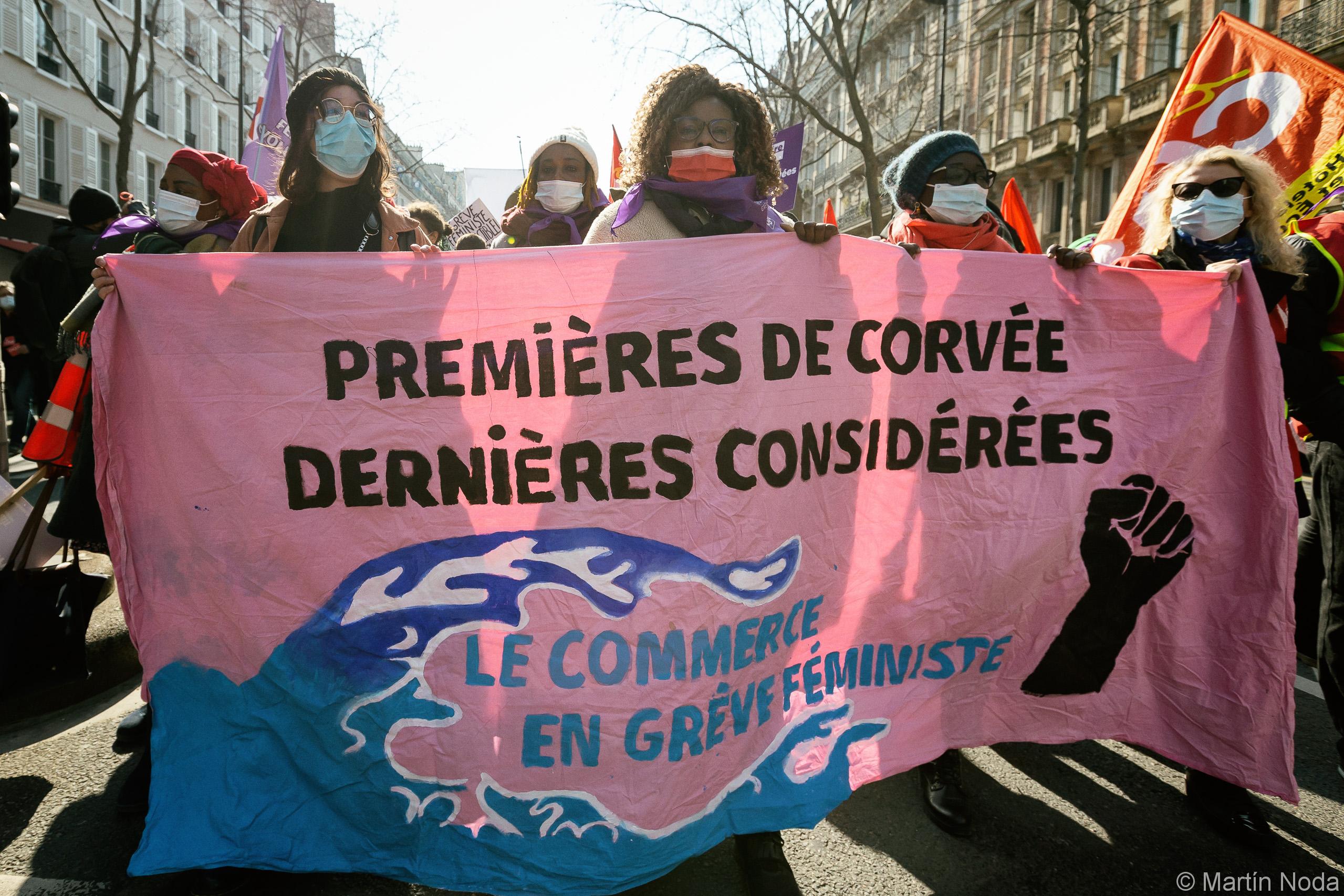 Cortège des travailleuses du commerce. Journée de grève et manifestation pour les droits des femmes, Paris, 8 mars 2021.