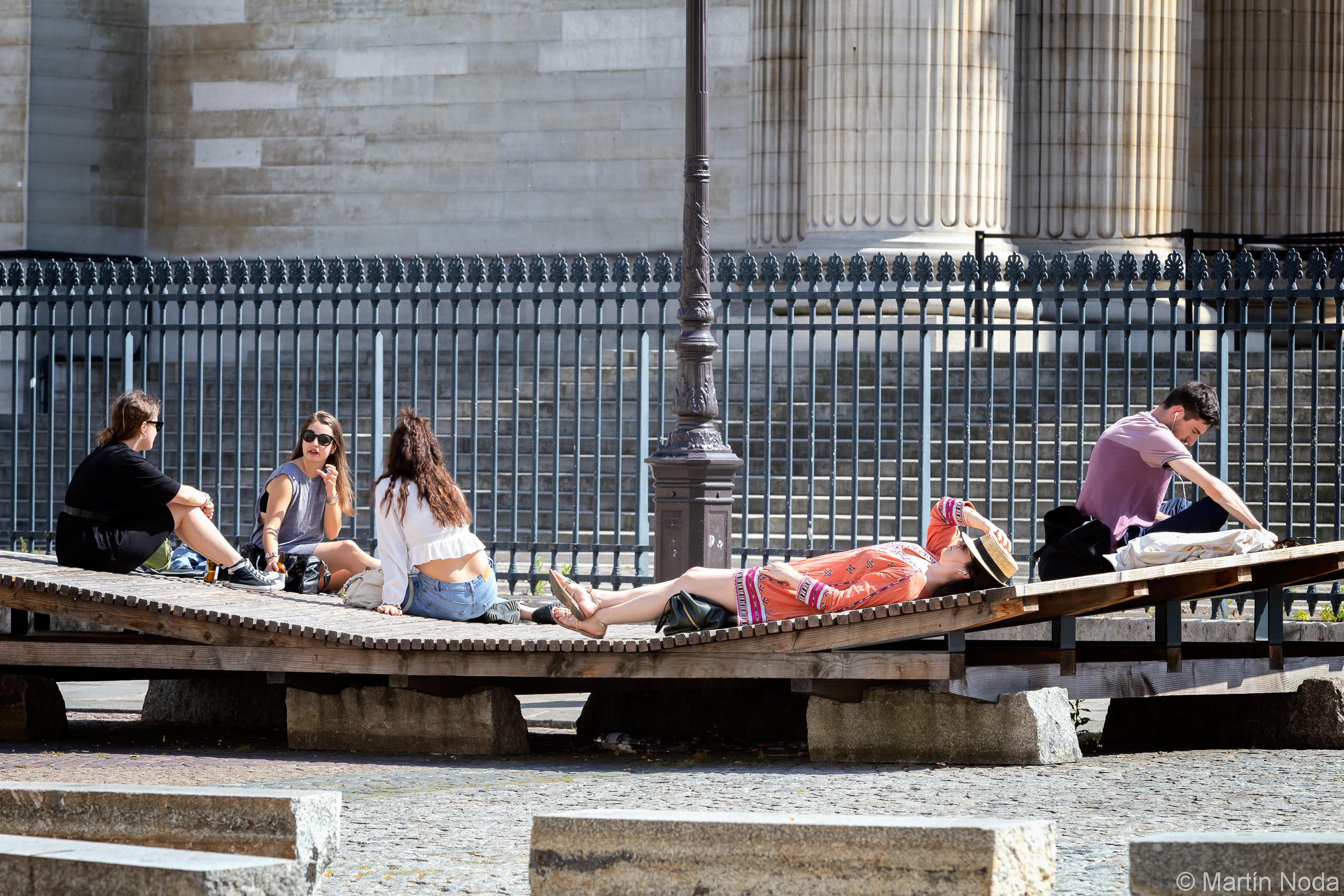 Des jeunes profitent du soleil aux abords du Panthéon. Paris, 27 mai 2020.