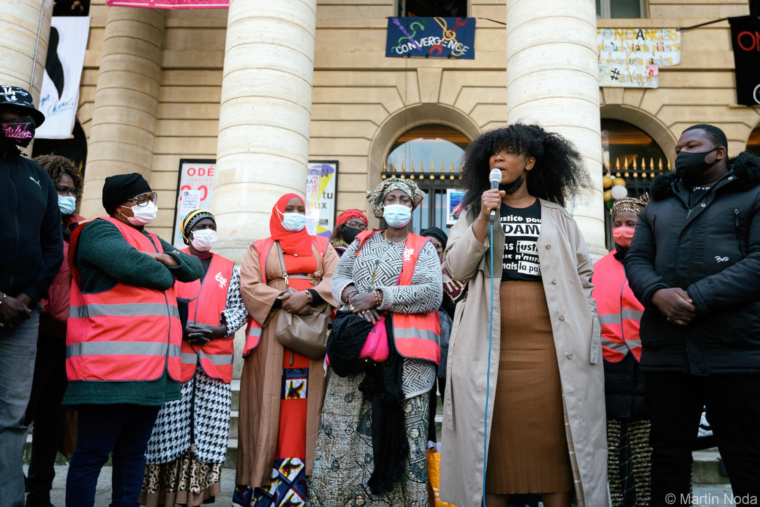 France, Paris, 2021-04-17. Assa Traore prend la parole en soutien des femmes de chambre d Ibis. Agora des occupants de l'Odéon avec les femmes de chambre d Ibis en lutte. 