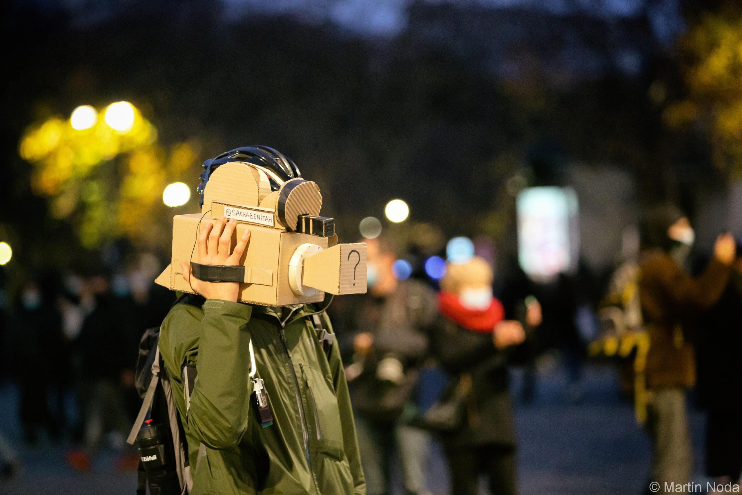 Un journaliste professionnel fait semblant de filmer avec une camera en carton pour protester contre la loi de sécurité globale, rassemblement contre la loi de sécurité globale, Place du Trocadéro, Paris, 21 novembre 2020.