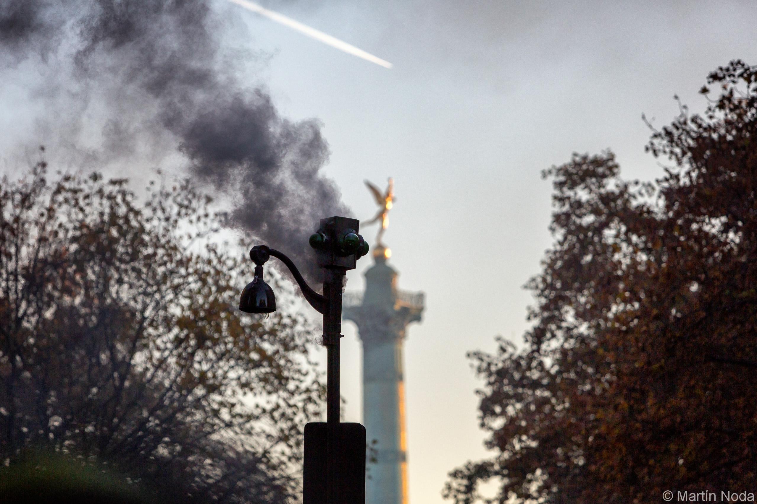 Une camera de vidéo surveillance en feu près de la place de la bastille, marche des libertés, Paris, 28 novembre 2020.