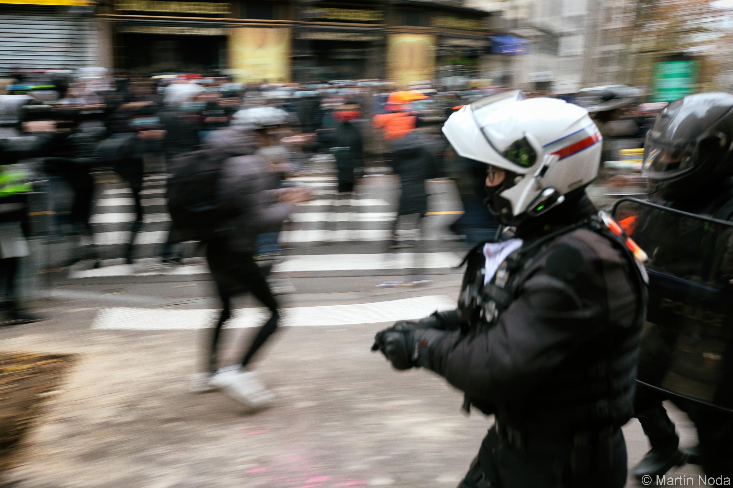 La BRAV-M charge les manifestants, un des policiers s’apprête à lancer une grenade de désencerclement, manifestation contre la loi de sécurité globale, Paris, 5 décembre 2020.