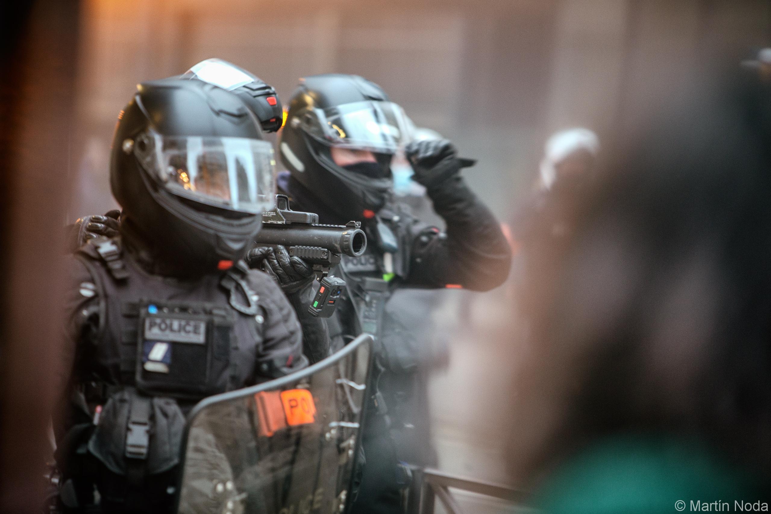Un policier avec un LBD40 équipé d une camera piéton, manifestation contre la loi de sécurité globale, Paris, 5 décembre 2020.