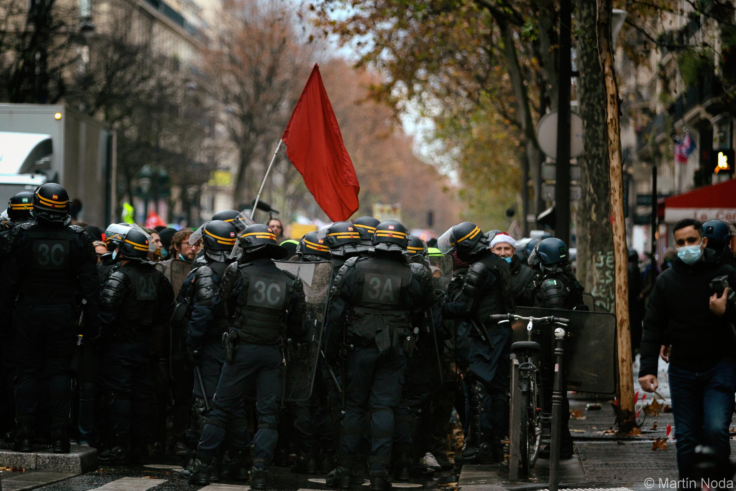  La police empêche les manifestants d'avancer, manifestation contre les lois séparatismes et de sécurité globale, Paris, 12 décembre 2020. 