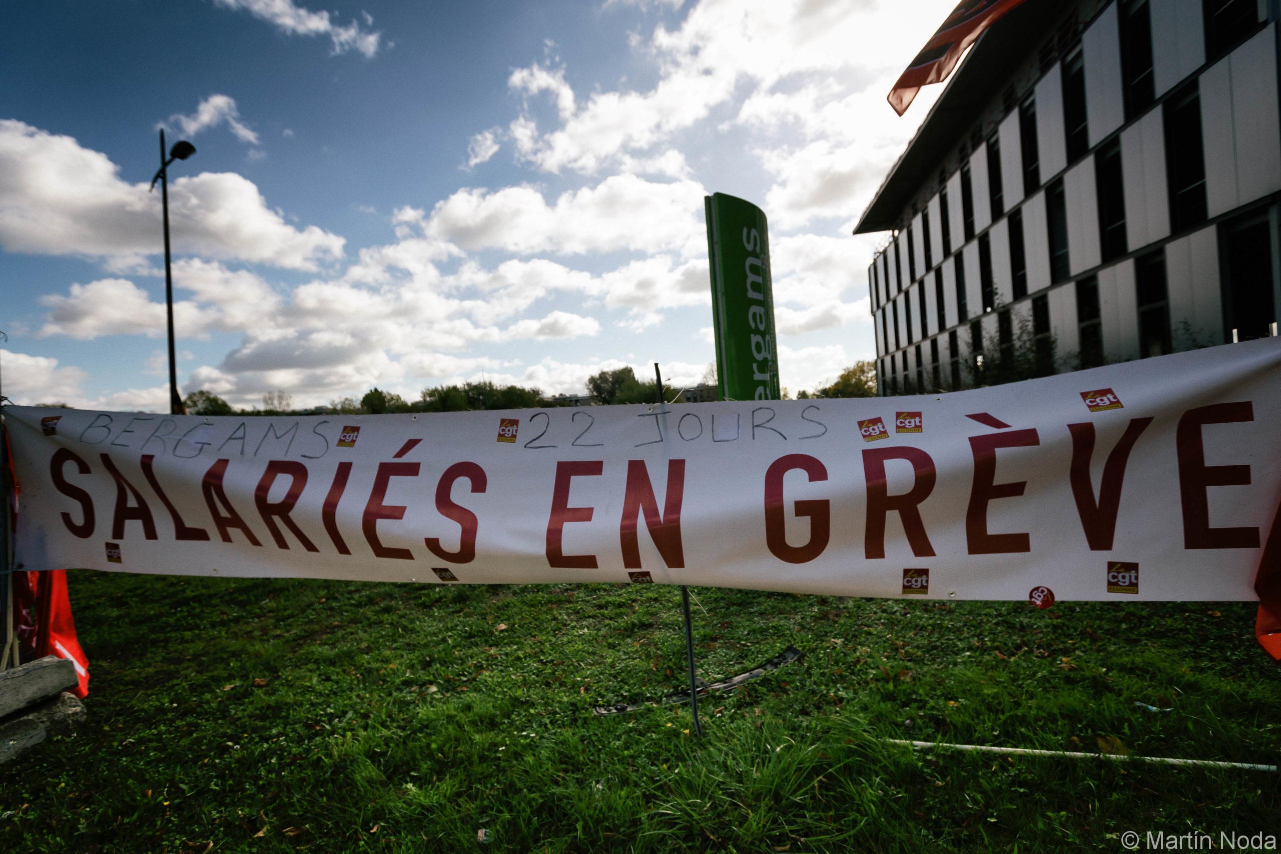 France, Grigny, 2021-10-06. Une banderole accrochée devant l'entreprise. Piquet des grévistes de Bergams.